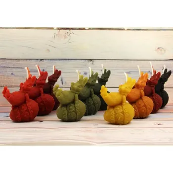 Svíčka Svíčka ze včelího vosku zajíc ležící na vejci žluté Bez balení