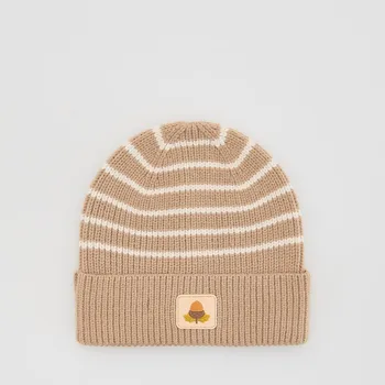 Čepice Reserved - Žerzejová čepice s nášivkou - béžová - 883GT-80X - 883GT-80X-3Y5