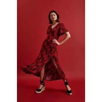Dámské šaty Dámské šaty s výstřihem do v a tropickým potiskem MOODO - červená Moodo černá | hnědá | tmavě červená | červená | vícebarevná 2848632