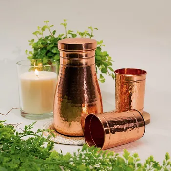 Sada karafy z čisté mědi se 2 tepanými skleničkami ± 950 ml