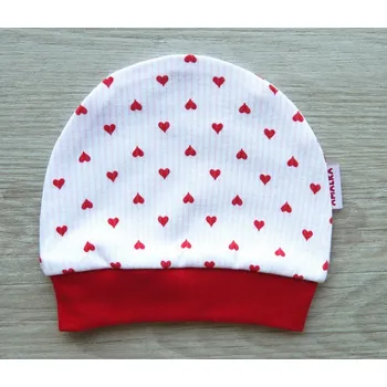 Kojenecké oblečení AMÁLKA Bavlněná nasazovací čepička, červené srdíčka Velikost: 62-68