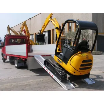 Nakládací rampa pro vozidlo Hliníkové nájezdy, 1 pár, délka 2,5 m, výška profilu 65 mm, nosnost 2.600 kg (LT Machines)