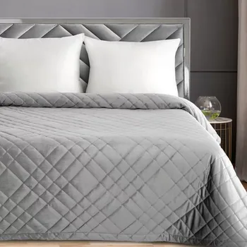 Přehoz na lůžko Elegantní sametový přehoz s geometrickým prošíváním - světle šedý Šířka: 200 cm | Délka: 220 cm