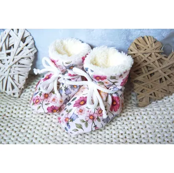 Capáčky AMÁLKA Zateplené bačkůrky, květinová louka Velikost: 56-68