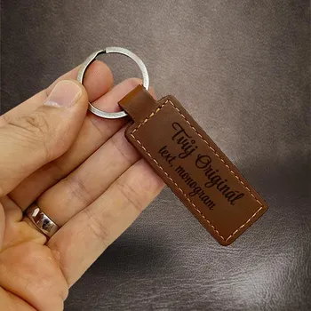 Hnědá kožená klíčenka s monogramem nebo textem Vyberte variantu: TEXT z jedné strany Možnost gravírování z obou stran