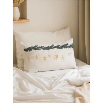 Vánoční dekorace Sinsay - Vánoční dekorativní polštář s motivem větvičky a zlatých ozdob - vícebarevná - 391GO-MLC - 391GO-MLC-ONE