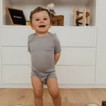 Dětské body z merino vlny, bavlny a hedvábí Cosilana s krátkým rukávem šedý melír Velikost: 74/80