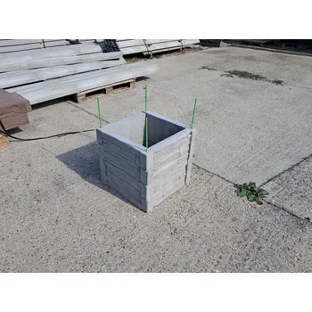 Vyvýšený záhon Barigadi Vyvýšený záhon betonový 50x50 cm, výška 50 cm, vzor štípaný kámen, přírodní šedá