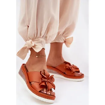 Dámské žabky Žabky z přírodní kůže s květinovou ozdobou a 7 cm podpatkem, 39 i240_212351_2:39