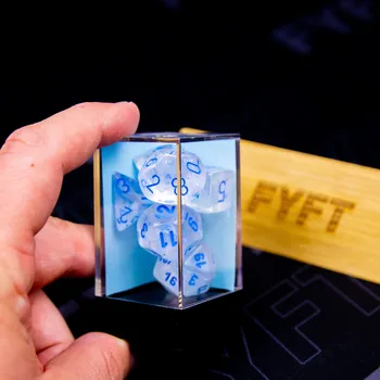 Příslušenství k deskovým hrám Set 7 svítivých luminary RPG kostek ke hře Dungeons and Dragons Barva: Světle modrá