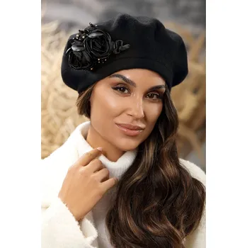 Čepice KRUMLOVANKA Černý vlněný baret s černým květem W-0589/018