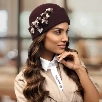 Čepice KRUMLOVANKA Hnědá dámská vlněná čepice s kvítky W-0604/857