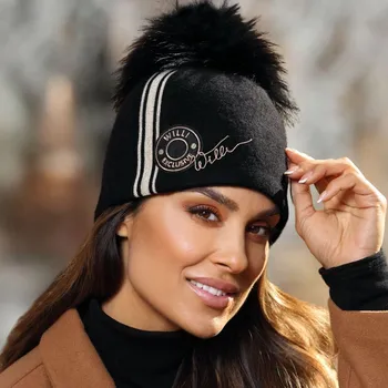 Čepice KRUMLOVANKA Zimní čepice s banbulí W-0030/018-2 černá s kolečkem