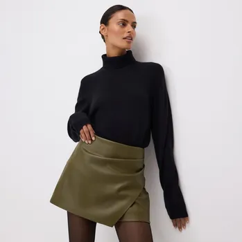 Dámské kraťasy Reserved - Kraťasová sukně z umělé kůže - světle olivová - 3220D-81X - 3220D-81X-M