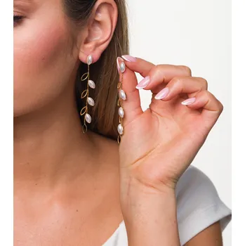 Šperk Dlouhé zlaté náušnice s perleťovými listy z chirurgické oceli, 7,5 cm