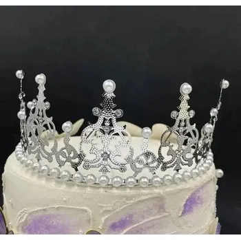 Nejedlá dekorace kovová Koruna stříbrná s bílými perlami