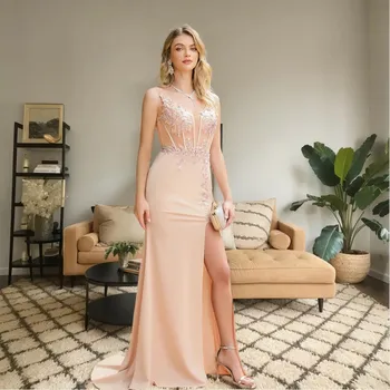 Dámské šaty Dlouhé krajkové šaty s rozparkem a průhledným výstřihem do V Barva: Růžová, Velikost: L