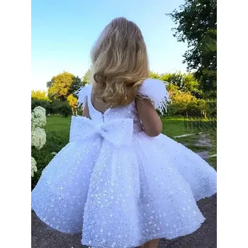Dívčí šaty Dívčí tylové šaty s peříčky a perlami pro slavnostní příležitosti Barva: Bílá, Velikost: 7
