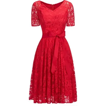 Dámské šaty Dlouhé krajkové šaty s krátkým rukávem a saténovou mašlí v pase Barva: Červená, Velikost: XS