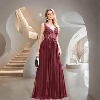 Dámské šaty Elegantní šaty s ramínky a korálkovými aplikacemi pro ples Barva: Bordová, Velikost: M