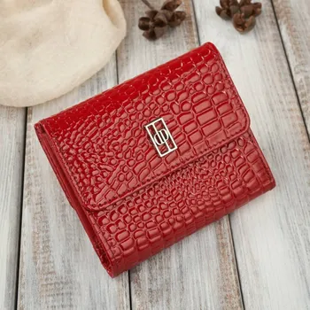 Paolo Peruzzi Dámská malá kožená peněženka s krokodýlým embosováním Peruzzi; červená