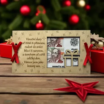 Obálka WT-darky Dřevěná vánoční obálka na peníze s gravírovaným přáním a vyřezaným dárečkem 180 × 100 mm