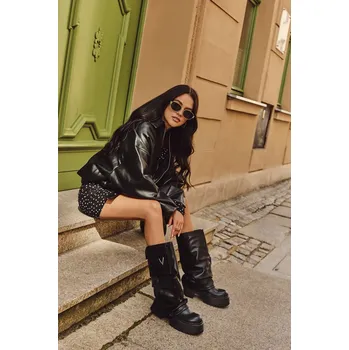 Dámské kozačky Zateplené nazouvací dámské kozačky na masivní platformě s kapsami Clarinda Barva: Černá, Velikost: 38