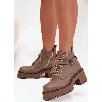 Dámské kozačky Kožené dámské kotníkové boty na klínu s ozdobným páskem zateplené Zazoo 60557 Barva: Béžová, Velikost: 40