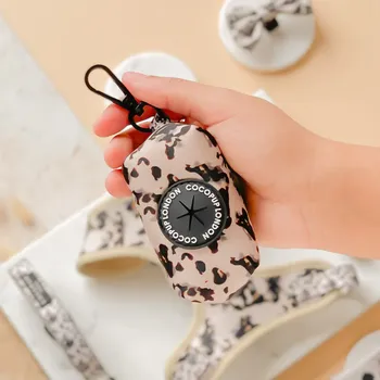 sáček na exkrement Cocopup London Pouzdro na sáčky CocoPup Ivory Tort