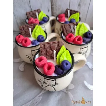 Svíčka Svíčka v keramickém hrníčku Kočička krémová 80g švestka/růže/patchouli (Ručně vyráběná dekorační svíčka ze sojového vosku. Vyrobeno v ČR)