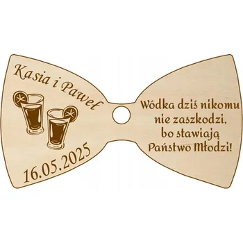 Svatební dekorace Závěska na láhev vodky SVATEBNÍ HOSTINA SVATBA motýlek dřevo alkohol