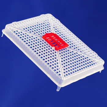 Poklopka přidávací na matku s červeným otvorem