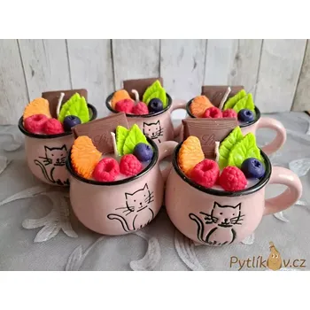 Svíčka Svíčka v keramickém hrníčku Kočička starorůžová 80g borůvka/vanilka (Ručně vyráběná dekorační svíčka ze sojového vosku. Vyrobeno v ČR)