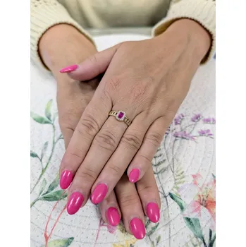 Prsten Zlatý dámský prsten s pleteným zdobením a s purpurovým centrálním kamenem Velikost prstenu: 53, Váha: 1,77 g, Ryzost: 14kt (585/1000)