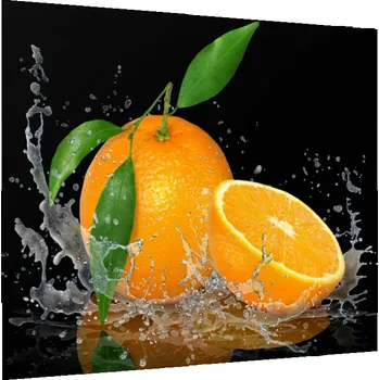 Obklad Glasdekor Sklo do kuchyně pomeranč ve vodě na černém Rozměr V/Š: 30 x 40 cm