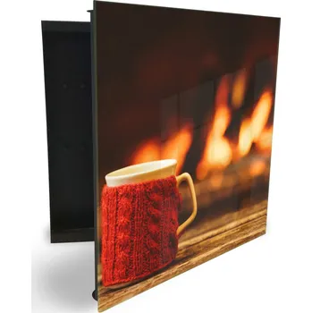 Skříňka na klíč Glasdekor skříňka na klíče - bílý hrnek v červené pletenině u ohně Otevírání: Levé, Barva skříňky: Bílá