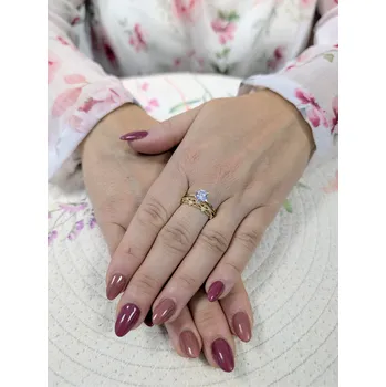 Prsten Zlatý prsten s centrálním kamenem zdobený zirkony Velikost prstenu: 53, Váha: 2,42, Ryzost: 14kt (585/1000)