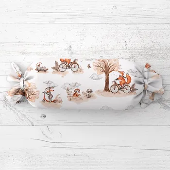 Dekorativní polštářek Dětský polštář válec bonbon Sandra SA-696 Lišky na kolách - hnědé na bílém 15x60 cm