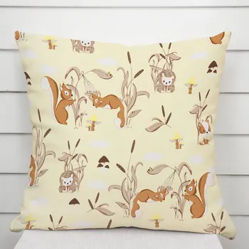 Povlak na dekorativní polštářek Dětský bavlněný povlak na polštář Sandra SA-700 Veverky a ježci na světle vanilkovém 40 x 40 cm