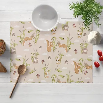 prostírání Dětské bavlněné prostírání na stůl Sandra SA-695 Veverky a ježci na světle béžovém 35x45 cm