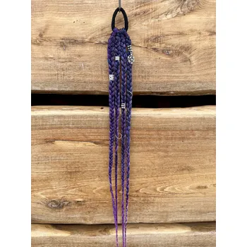 Fialové copánky s ozdobami