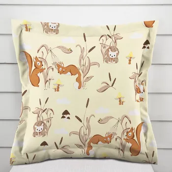 Povlak na polštářek Dětský bavlněný povlak na polštář s lemem Sandra SA-700 Veverky a ježci na světle vanilkovém 50 x 60 cm