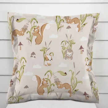 Povlak na dekorativní polštářek Dětský bavlněný povlak na polštář s lemem Sandra SA-695 Veverky a ježci na světle béžovém 40 x 60 cm