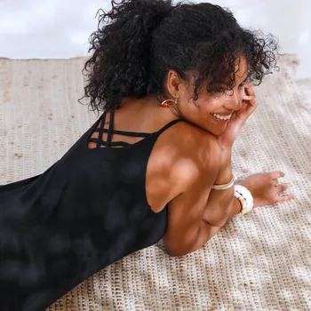 Dámské tričko Top s úzkými ramínky a originálním zadním dílem černá 34/36