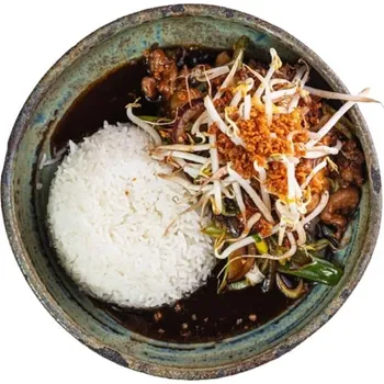 Hotové jídlo Kung Pao kuřecí se zeleninou, arašídy a rýží z Katchi