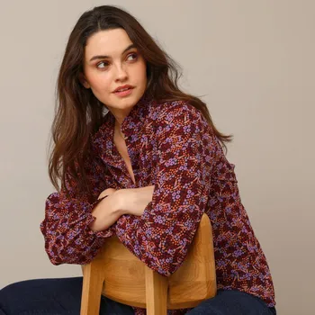 Vzdušná propínací halenka s volánky a potiskem květin bordó/černá 44