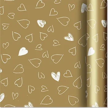 Set školních potřeb Dárkový papír - role 2 m × 70 cm - Srdíčka na zlaté