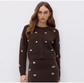 Dámský svetr Reserved - Kardigan s aplikacemi - hnědá - 590FW-88M - 590FW-88M-M