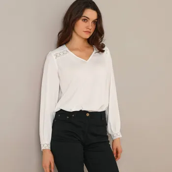 Dámská halenka Kreponová halenka s krajkovými detaily bílá 44