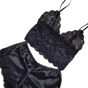 Dámské pyžamo Dámské pyžamo s krajkou a výstřihem do V Jednobarevný komplet z polyesteru Tílko s ramínky a šortky Elegantní letní model pro pohodlný spánek černá S